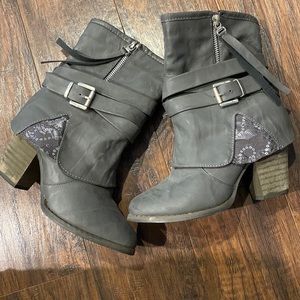 Boots only worn a hand full of times. Located in Burton MI